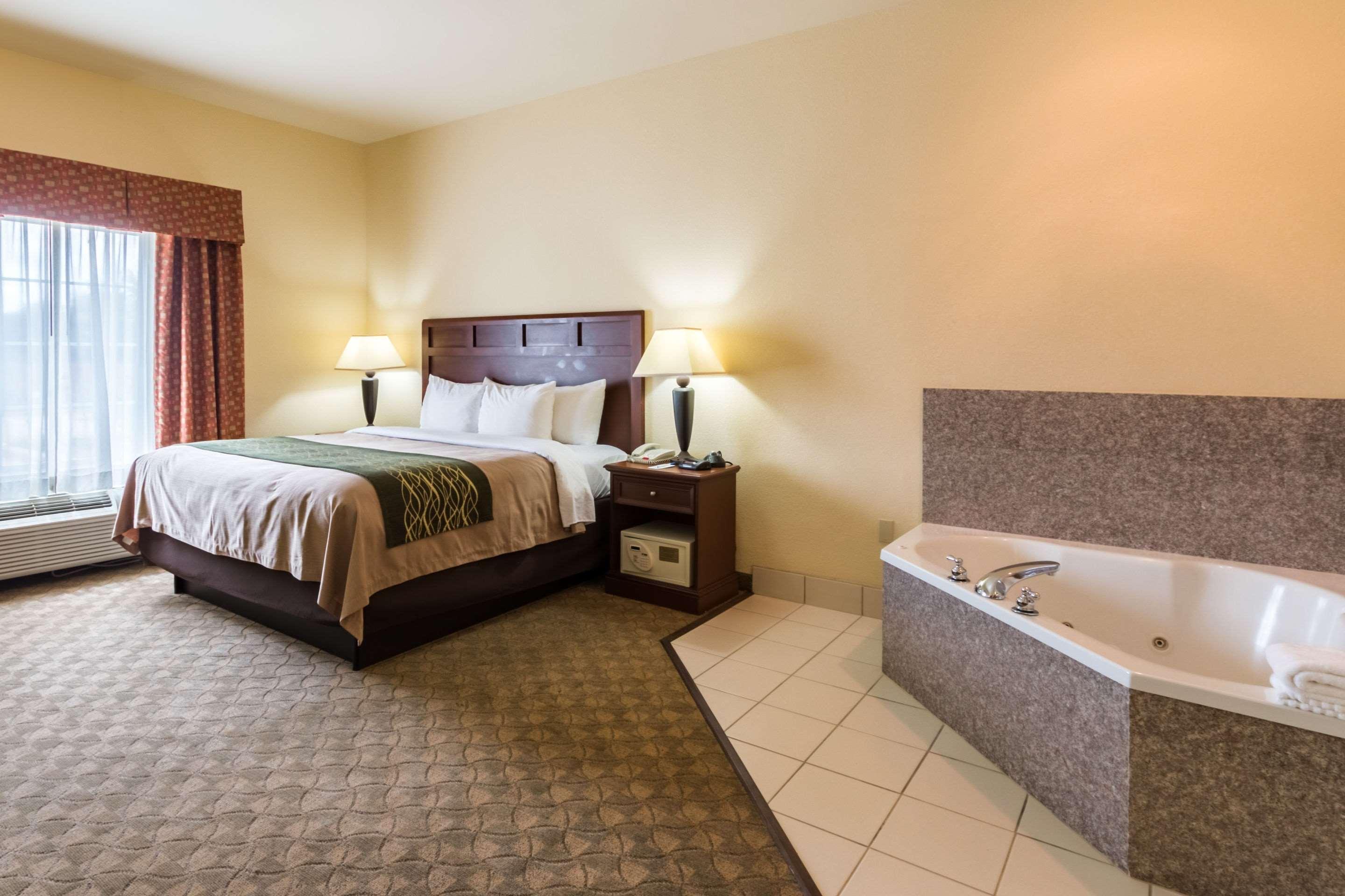 Baymont Inn & Suites By Wyndham Glen Rose Exterior photo