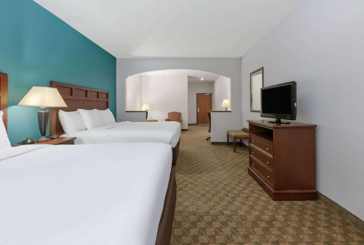 Baymont Inn & Suites By Wyndham Glen Rose Exterior photo