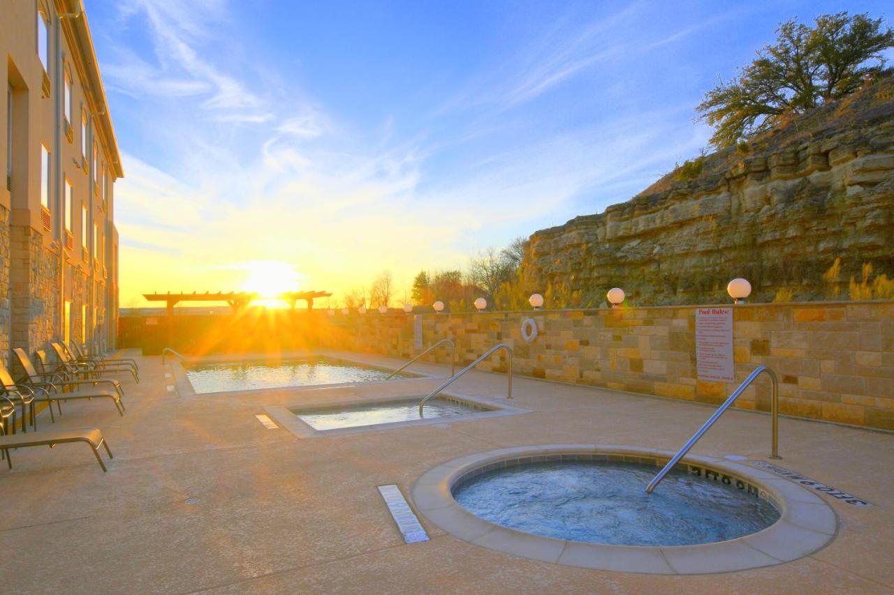 Baymont Inn & Suites By Wyndham Glen Rose Exterior photo