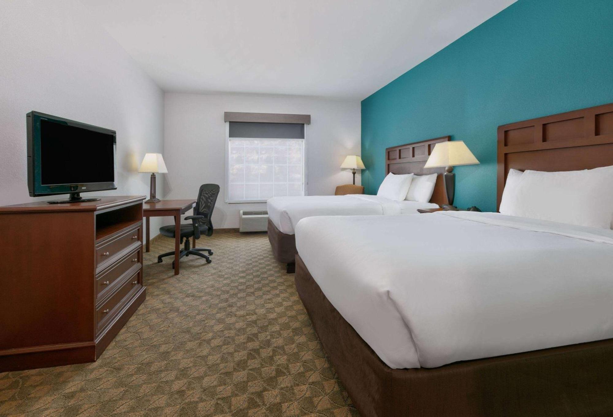 Baymont Inn & Suites By Wyndham Glen Rose Exterior photo