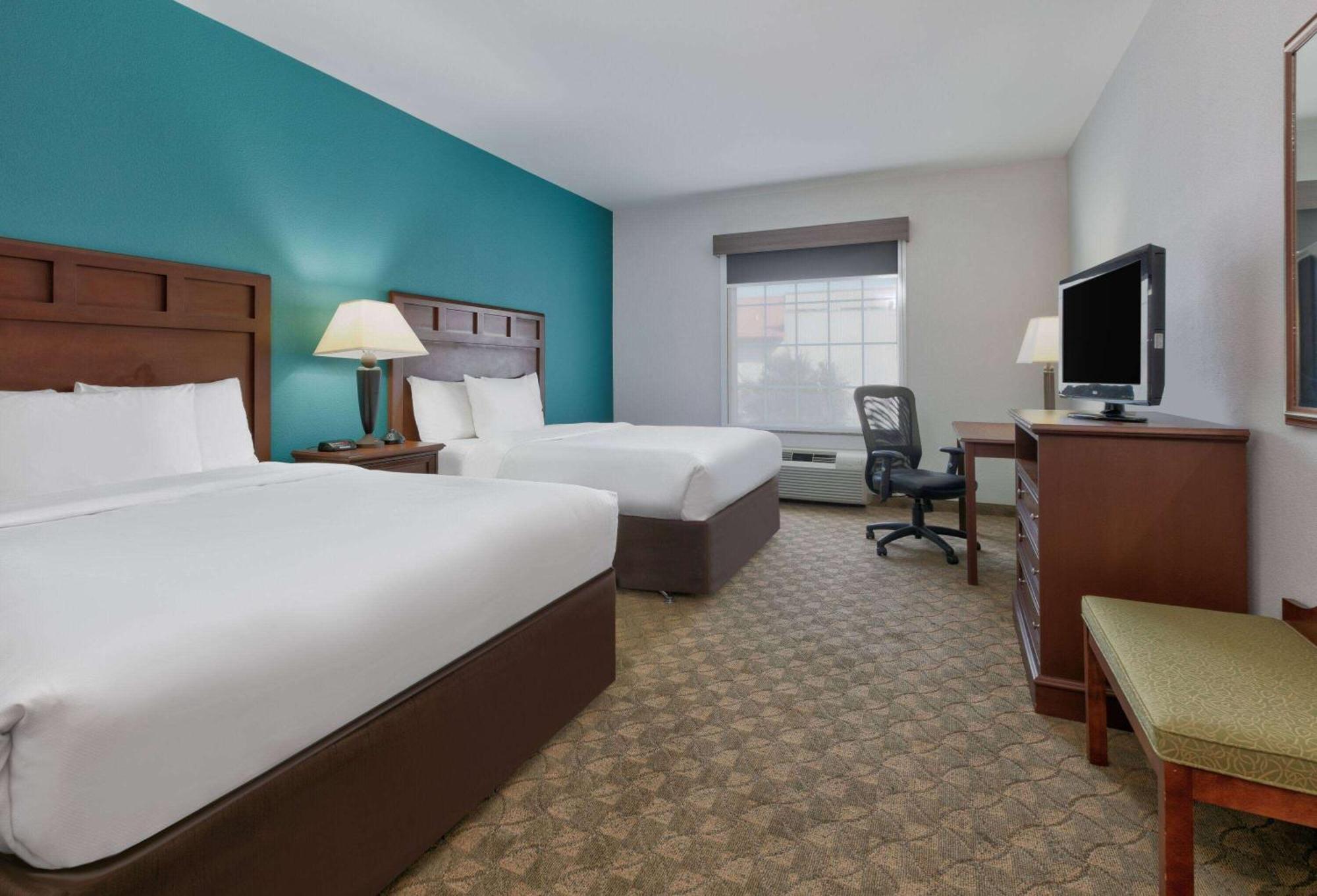 Baymont Inn & Suites By Wyndham Glen Rose Exterior photo