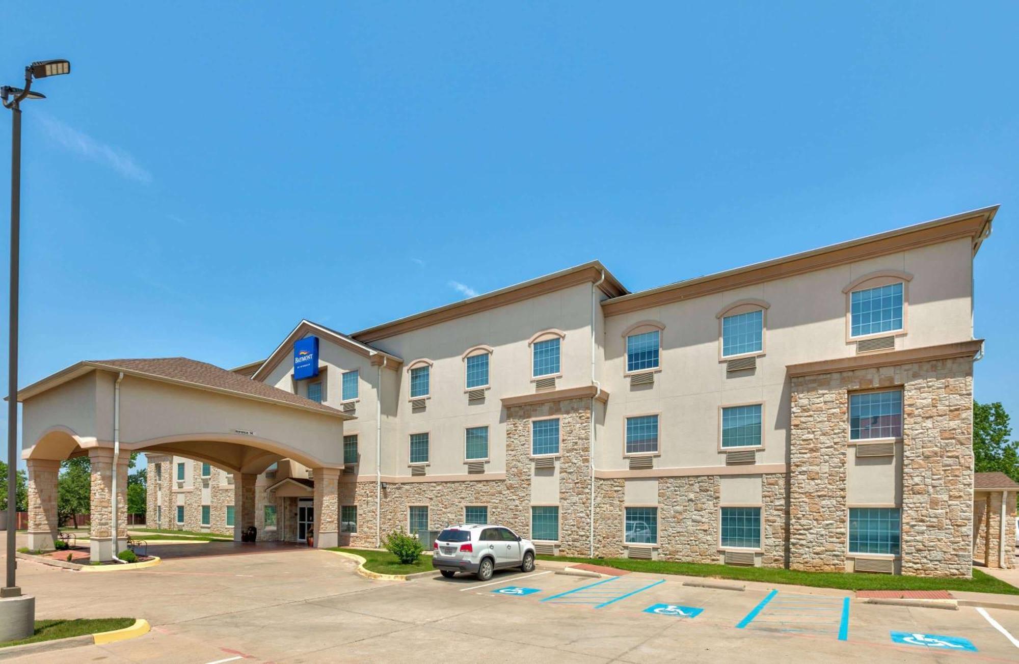 Baymont Inn & Suites By Wyndham Glen Rose Exterior photo