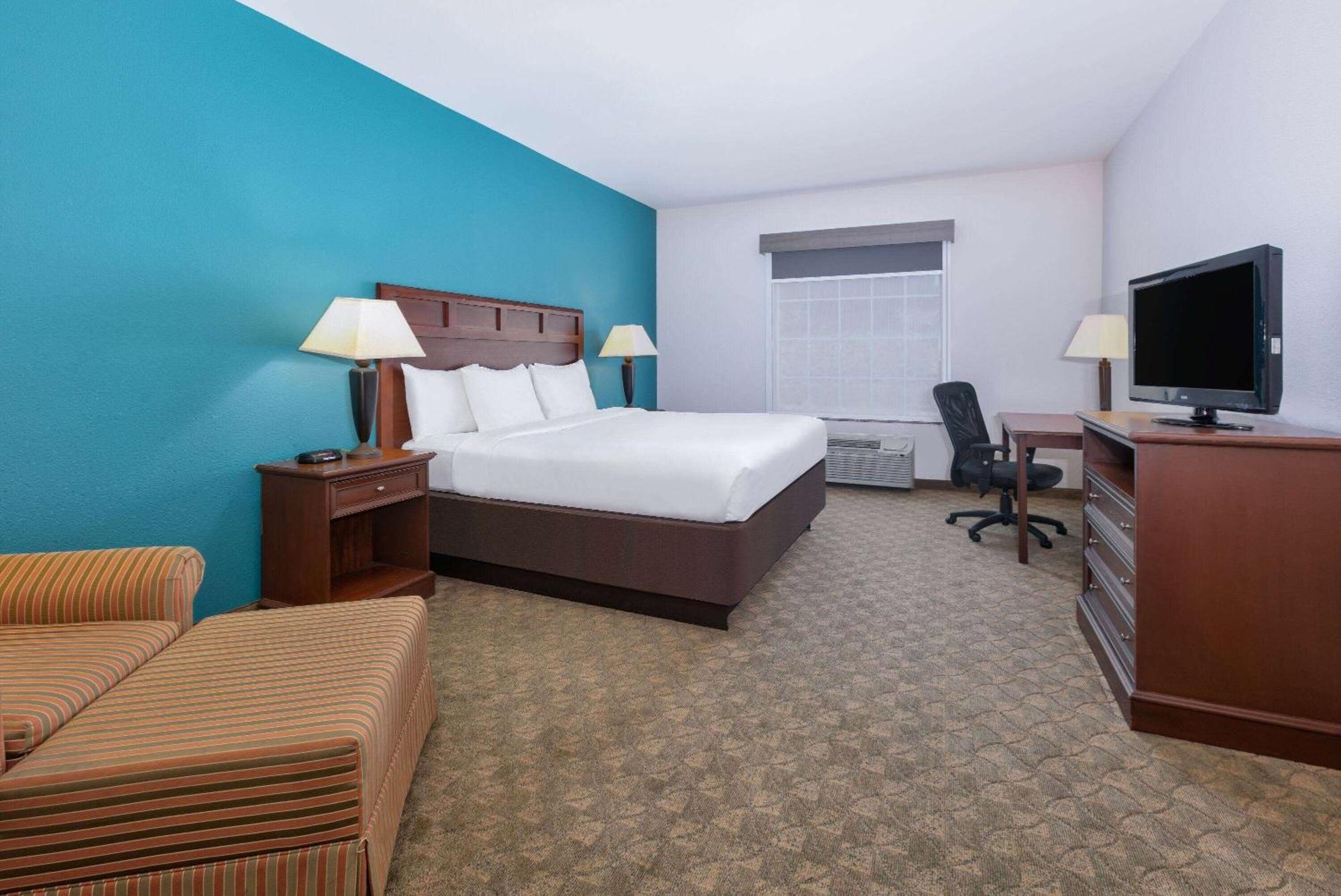 Baymont Inn & Suites By Wyndham Glen Rose Exterior photo