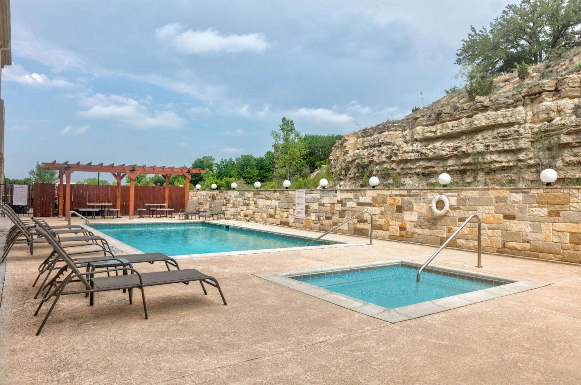Baymont Inn & Suites By Wyndham Glen Rose Exterior photo